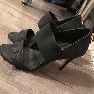 Calvin Klein’s black pump heals